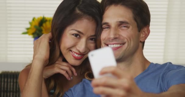 Interracial Pareja Tomando Selfies — Vídeos de Stock