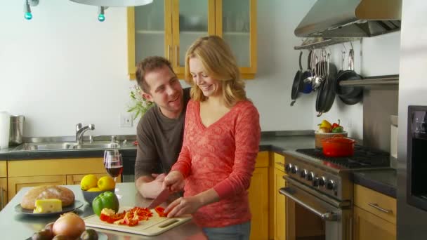 台所で食品を準備する若いカップル — ストック動画