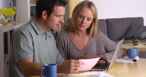 Casal Fazendo Suas Finanças Com Laptop — Vídeo de Stock