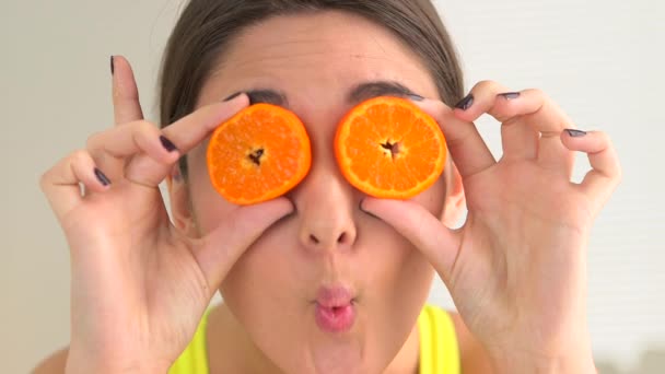 Feliz Mujer Sonriente Haciendo Caras Tontas Con Fruta Sobre Los — Vídeo de stock