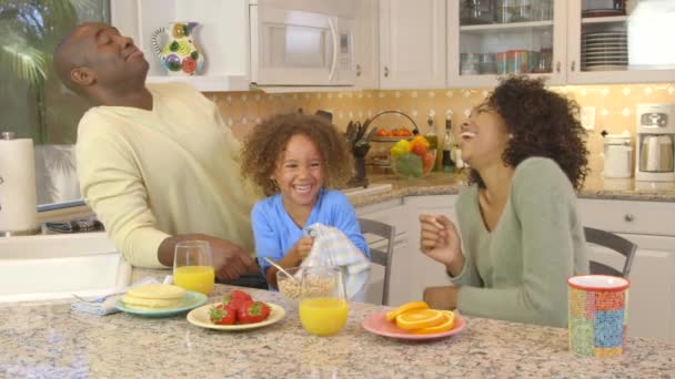 Afroamerikansk Familj Fånig Köket — Stockvideo