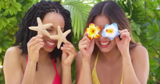 Silly Friends Playing Sea Shells Laughing — Stock Video