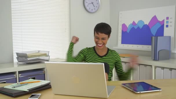 Sonriente Mujer Negocios Negro Celebrando Oficina — Vídeo de stock