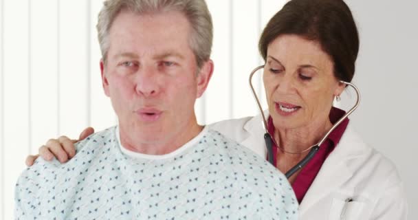 Médico Sénior Ouvir Pacientes Idosos Respirar — Vídeo de Stock