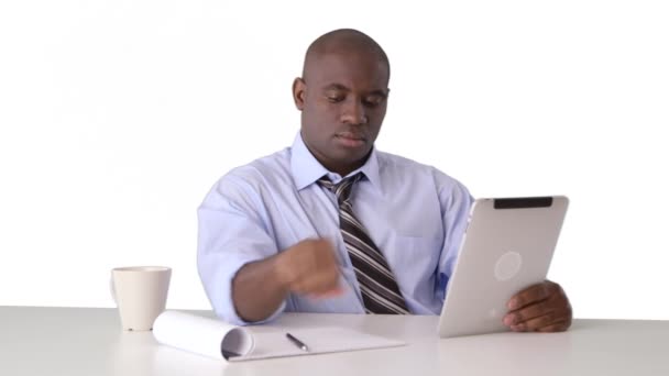 Afro Amerikaanse Zakenman Werkt Aan Tablet Maakt Aantekeningen — Stockvideo