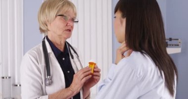 Kıdemli Doktor hastaya hapları açıklayan