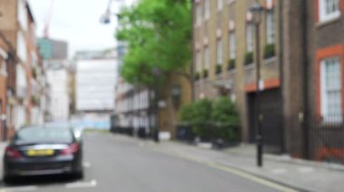 Londra 'da güzel daireleri ya da daireleri olan sakin bir yerleşim yeri görüntüsü. Güzel İngiliz mahallesinin bulanık görüntüsü. 4k
