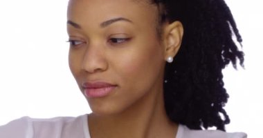 Kameraya bakarak oldukça Afrikalı kadın