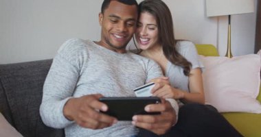 Milenyum çifti akıllı telefondan birlikte pahalı bir otel rezervasyonu yaptırıyor. Çift kredi kartlarıyla büyük paralar kazanmak için cep telefonu kullanıyor. 4k ağır çekim el bilgisayarı