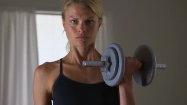 Ağırlık tutan güçlü kadın