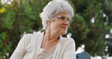 Yaşlı kadın düşüncelere dalıyor