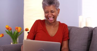 Dizüstü bilgisayarda bahsediyoruz siyah Büyükanne