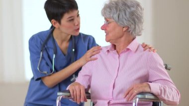 Çinli doktor ve yaşlı hasta mutlu mesut konuşuyorlar.