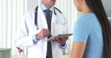 Meksika doktor hasta ve not almak için dinleme