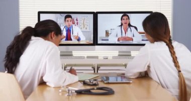 Tıp doktorları bir video konferans sahip karışık yarış ekibi