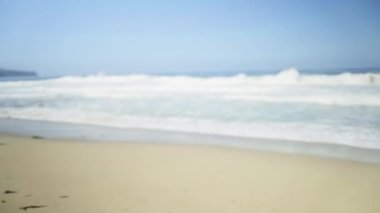 Dalgalar yeşil ekran veya krom tuş için ön planda pürüzsüz kum ile çarpışıyor. Birleşiklik veya anahtarlama için odak dışı veya etkisiz hale getirilmiş.