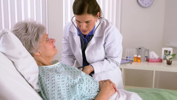 Médico Mujer Madura Escuchando Pulso Del Paciente — Vídeos de Stock