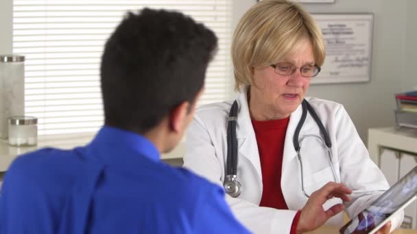 Médecin Blanc Examinant Les Scans Cérébraux Avec Patient — Video