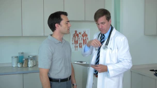 医生及病人在医生办公室 — 图库视频影像