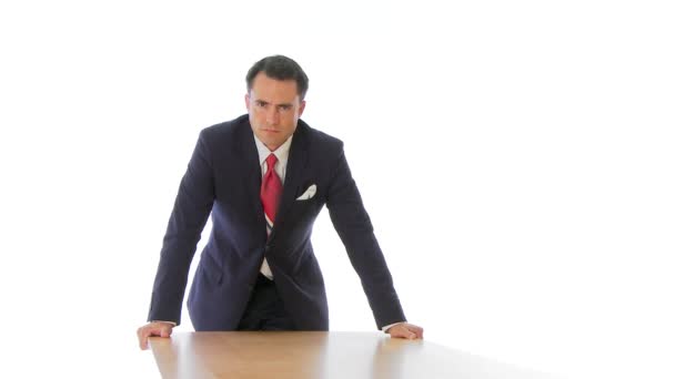 怒っているビジネスマンがテーブルの上に立って — ストック動画