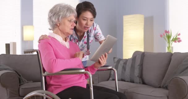 Oudere Patiënten Aziatische Verpleegster Praten Met Tablet — Stockvideo