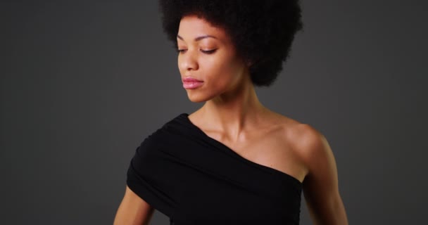 Afrikalı Kadın Şık Siyah Elbise Gri Arka Plan Üzerinde — Stok video