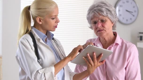 Patient Écoutant Médecin Avec Ordinateur Tablette — Video