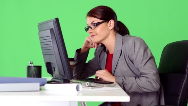 在办公桌前从事计算机工作的年轻女商人 — 图库视频影像