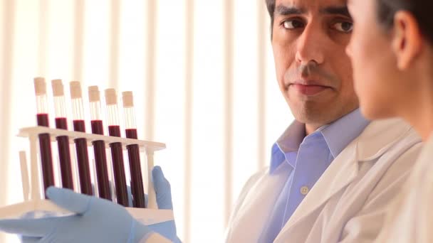 Mexikanische Wissenschaftler Untersuchen Blutproben — Stockvideo