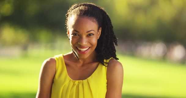 Mujer Africana Feliz Sonriendo Parque — Vídeo de stock