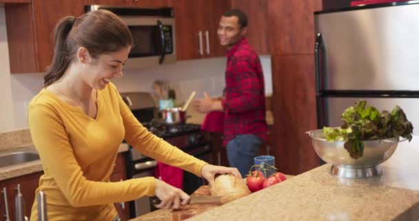 Kaukasische Frau Schneidet Brot Während Ihr Afroamerikanischer Freund Hintergrund Marinara — Stockvideo