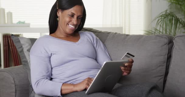 Starsza Czarna Kobieta Kupuje Online Tablecie Kanapie — Wideo stockowe