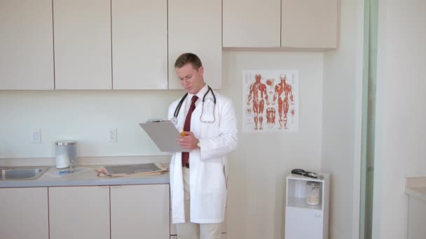 Medicul Scrie Prescripție Medicală — Videoclip de stoc