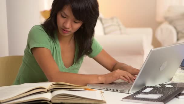 Estudante Asiático Trabalhando Laptop — Vídeo de Stock