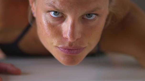 Mujer Fuerte Atleta Descansando Suelo — Vídeo de stock