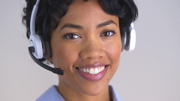 Lächelnder Afroamerikanischer Callcenter Vertreter — Stockvideo