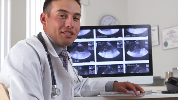 Médico Hispânico Falando Sobre Ultrassonografia Tela Computador — Vídeo de Stock