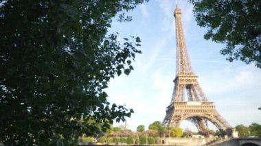 Paris, Fransa 'daki Seine Nehri' nin karşısındaki Eyfel Kulesi 'nin odak alanı dışında. Uzakta Fransız simgesi olan ağaca bakıyorum.