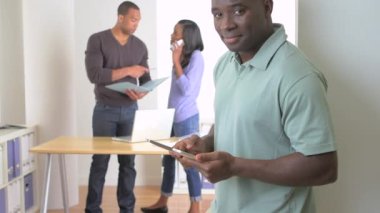 Tabletle ayakta duran kendinden emin siyah işadamı