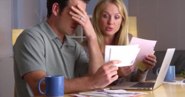 Faturalarla kavga eden kızgın çift.