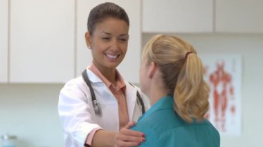 kadın doktor hasta ile konuşmak