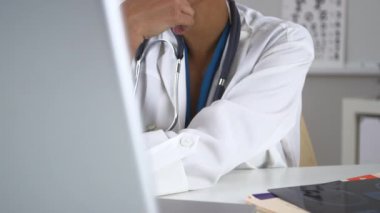 Bilgisayarla çalışan bir doktor.