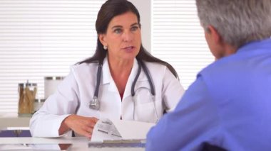 Doktor hastanın tıbbi geçmişini inceliyor.