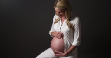 oturup güzel bir hamile kadın