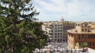 İspanyol Merdivenleri 'nin tepesinden binaların ve ağaçların şehir manzarası. Büyük ağaç ve Avrupa kenti Roma 'nın bulanık arkaplanı