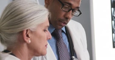 Tıbbın içinde birbirine danışan iki doktorun yakınlaşması. Siyahi bir doktorun kıdemli bir doktorla konuşması.