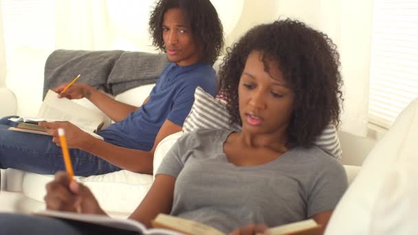 黑人青少年夫妇互相帮助做家庭作业 — 图库视频影像