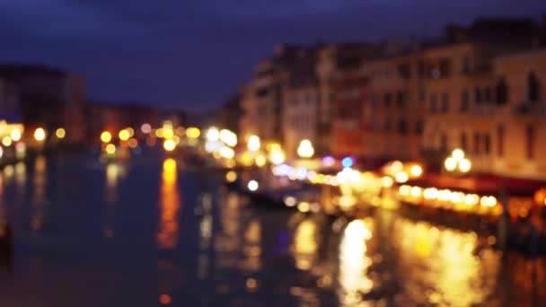 从里阿尔托沿大运河拍摄的五彩斑斓的灯光 威尼斯典型建筑的桥视图和城市灯光反射出的水 — 图库视频影像