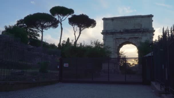 Starke Silhouette Des Titusbogens Bei Sonnenuntergang Der Nähe Von Colossuem — Stockvideo