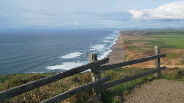 Bluff Con Vista Sulle Onde Dell Oceano — Video Stock